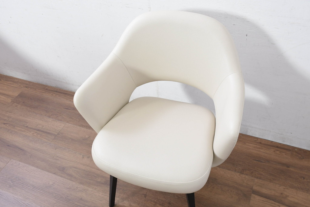 中古　新古品　ほぼ新品　Knoll(ノル)　本革(レザー)　生地KT Collection　脚エボニーウッド　Saarinen Collection Conference Arm Chair(サーリネン コレクション カンファレンス アームチェア)　シンプルで使い勝手の良いアームチェア2脚セット(椅子、イス、バラ売り可能)(定価約48万円)(R-081898)