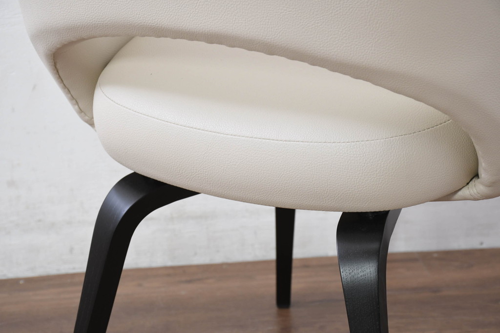 中古　新古品　ほぼ新品　Knoll(ノル)　本革(レザー)　生地KT Collection　脚エボニーウッド　Saarinen Collection Conference Arm Chair(サーリネン コレクション カンファレンス アームチェア)　シンプルで使い勝手の良いアームチェア2脚セット(椅子、イス、バラ売り可能)(定価約48万円)(R-081898)