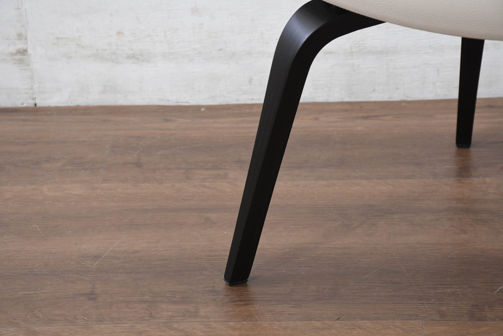 中古　新古品　ほぼ新品　Knoll(ノル)　本革(レザー)　生地KT Collection　脚エボニーウッド　Saarinen Collection Conference Arm Chair(サーリネン コレクション カンファレンス アームチェア)　シンプルで使い勝手の良いアームチェア2脚セット(椅子、イス、バラ売り可能)(定価約48万円)(R-081898)