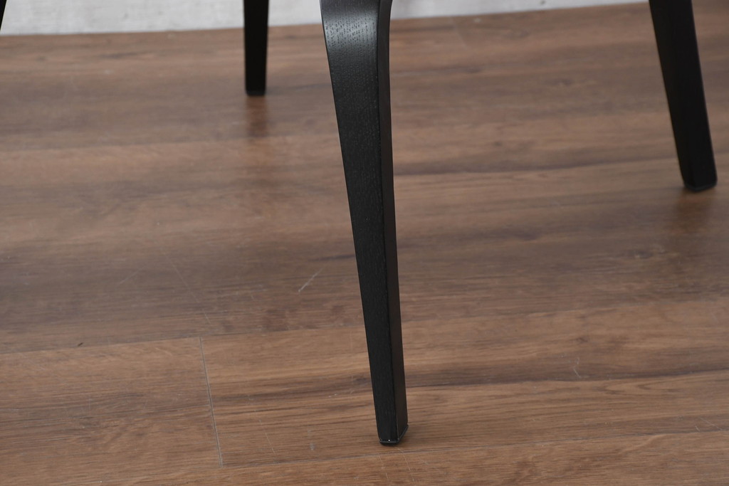 中古　新古品　ほぼ新品　Knoll(ノル)　本革(レザー)　生地KT Collection　脚エボニーウッド　Saarinen Collection Conference Arm Chair(サーリネン コレクション カンファレンス アームチェア)　シンプルで使い勝手の良いアームチェア2脚セット(椅子、イス、バラ売り可能)(定価約48万円)(R-081898)