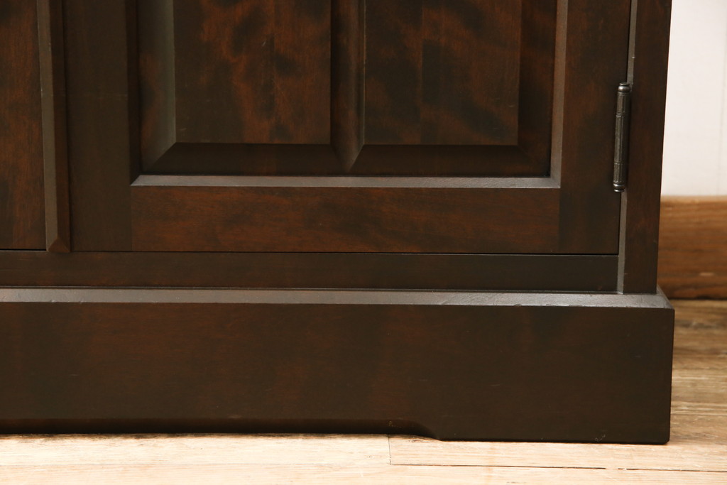 中古　北海道民芸家具　天板リメイク　上品な佇まいが落ち着きのある雰囲気を高めるサイドボード(キャビネット、収納棚、戸棚、サイドキャビネット、食器棚)(R-057999)
