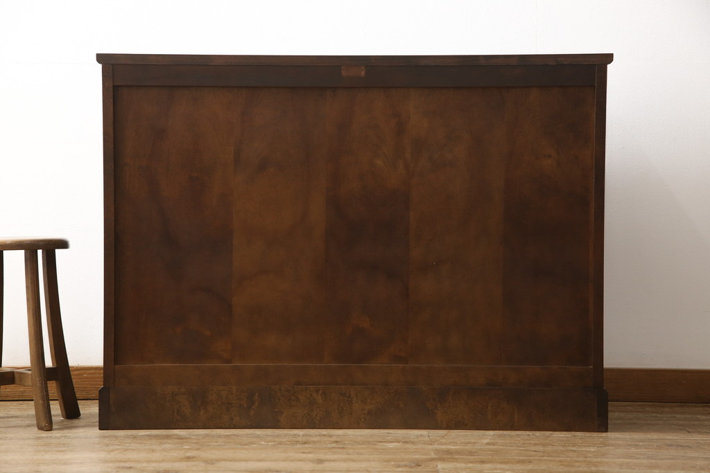 中古　北海道民芸家具　天板リメイク　上品な佇まいが落ち着きのある雰囲気を高めるサイドボード(キャビネット、収納棚、戸棚、サイドキャビネット、食器棚)(R-057999)