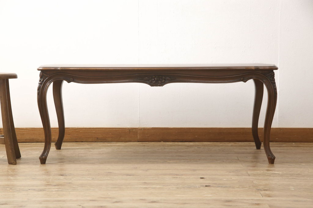 中古　カリモク家具(karimoku)　domani(ドマーニ)　Louis(ルイ)XVシリーズ　細やかなレリーフが魅力的なセンターテーブル(リビングテーブル)(R-053972)