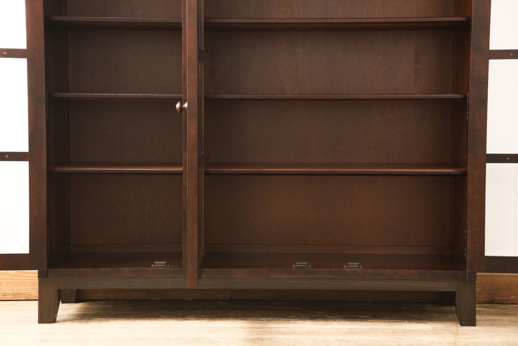 中古　北海道民芸家具　脚を付けてリメイク!　シックな大人空間を演出してくれるキャビネット(食器棚、飾り棚、収納棚、本箱、ブックケース、サイドボード、サイドキャビネット)(R-057353)
