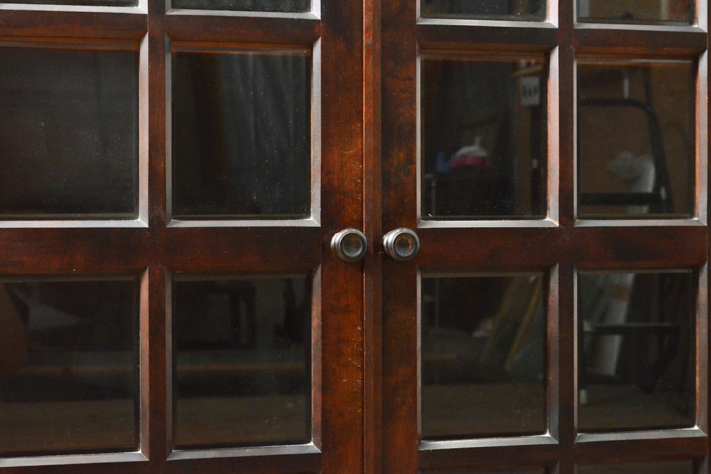 中古　北海道民芸家具　脚(台輪)付きリメイク　濃い木色が落ち着きのある空間を演出してくれるサイドボード(収納棚、飾り棚、戸棚、本箱、ブックケース、キャビネット)(R-058014)