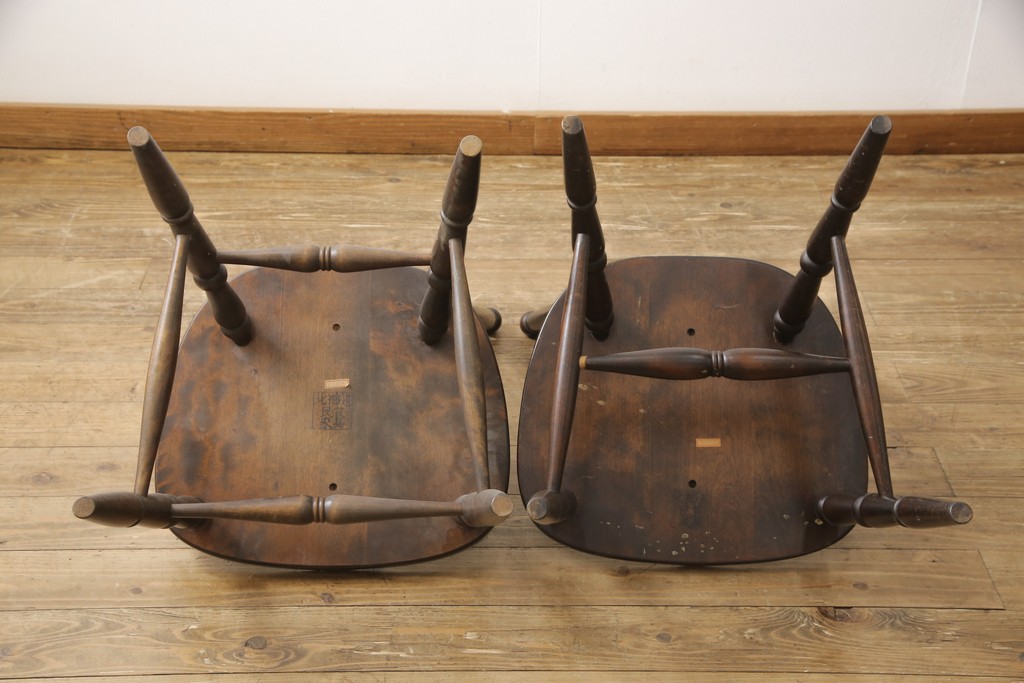 中古　美品　北海道民芸家具　クラシカルな雰囲気を醸し出すダイニングチェア　デザイン違い2脚セット(椅子、板座チェア)(R-058311)