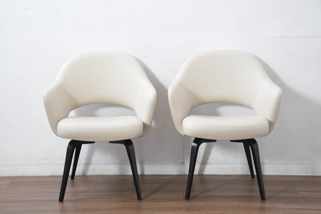 中古　新古品　ほぼ新品　Knoll(ノル)　本革(レザー)　生地KT Collection　脚エボニーウッド　Saarinen Collection Conference Arm Chair(サーリネン コレクション カンファレンス アームチェア)　シンプルで使い勝手の良いアームチェア2脚セット(椅子、イス、バラ売り可能)(定価約48万円)(R-081901)