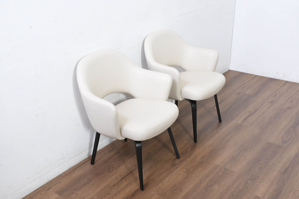 中古　新古品　ほぼ新品　Knoll(ノル)　本革(レザー)　生地KT Collection　脚エボニーウッド　Saarinen Collection Conference Arm Chair(サーリネン コレクション カンファレンス アームチェア)　シンプルで使い勝手の良いアームチェア2脚セット(椅子、イス、バラ売り可能)(定価約48万円)(R-081901)