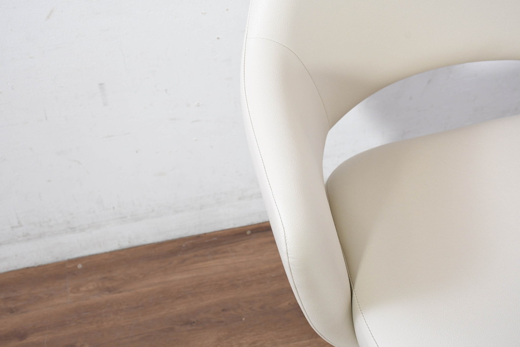 中古　新古品　ほぼ新品　Knoll(ノル)　本革(レザー)　生地KT Collection　脚エボニーウッド　Saarinen Collection Conference Arm Chair(サーリネン コレクション カンファレンス アームチェア)　シンプルで使い勝手の良いアームチェア2脚セット(椅子、イス、バラ売り可能)(定価約48万円)(R-081901)