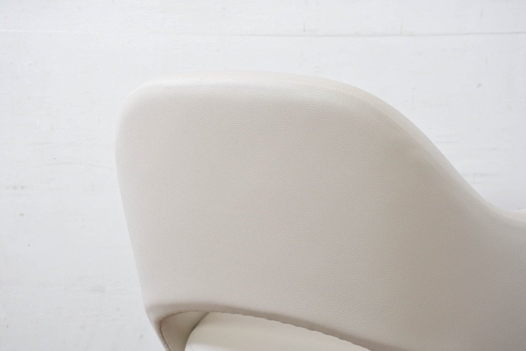 中古　新古品　ほぼ新品　Knoll(ノル)　本革(レザー)　生地KT Collection　脚エボニーウッド　Saarinen Collection Conference Arm Chair(サーリネン コレクション カンファレンス アームチェア)　シンプルで使い勝手の良いアームチェア2脚セット(椅子、イス、バラ売り可能)(定価約48万円)(R-081901)