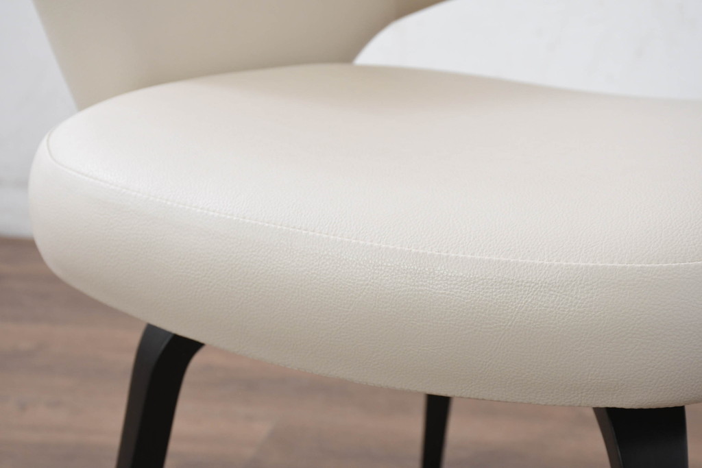 中古　新古品　ほぼ新品　Knoll(ノル)　本革(レザー)　生地KT Collection　脚エボニーウッド　Saarinen Collection Conference Arm Chair(サーリネン コレクション カンファレンス アームチェア)　シンプルで使い勝手の良いアームチェア2脚セット(椅子、イス、バラ売り可能)(定価約48万円)(R-081901)