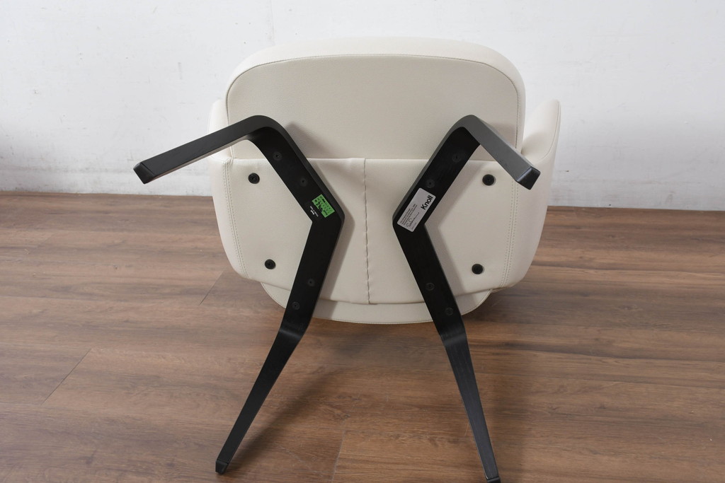 中古　新古品　ほぼ新品　Knoll(ノル)　本革(レザー)　生地KT Collection　脚エボニーウッド　Saarinen Collection Conference Arm Chair(サーリネン コレクション カンファレンス アームチェア)　シンプルで使い勝手の良いアームチェア2脚セット(椅子、イス、バラ売り可能)(定価約48万円)(R-081901)