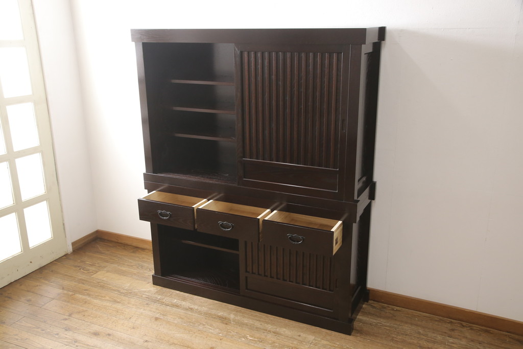中古　美品　高級品!　国産工芸家具　南部箪笥　タモ材　重厚感ある佇まいの漆塗り重ね水屋箪笥(定価176万円)(食器棚、和風食器棚、収納棚、戸棚)(R-057699)