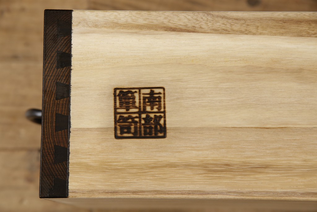 中古　美品　高級品!　国産工芸家具　南部箪笥　タモ材　重厚感ある佇まいの漆塗り重ね水屋箪笥(定価176万円)(食器棚、和風食器棚、収納棚、戸棚)(R-057699)