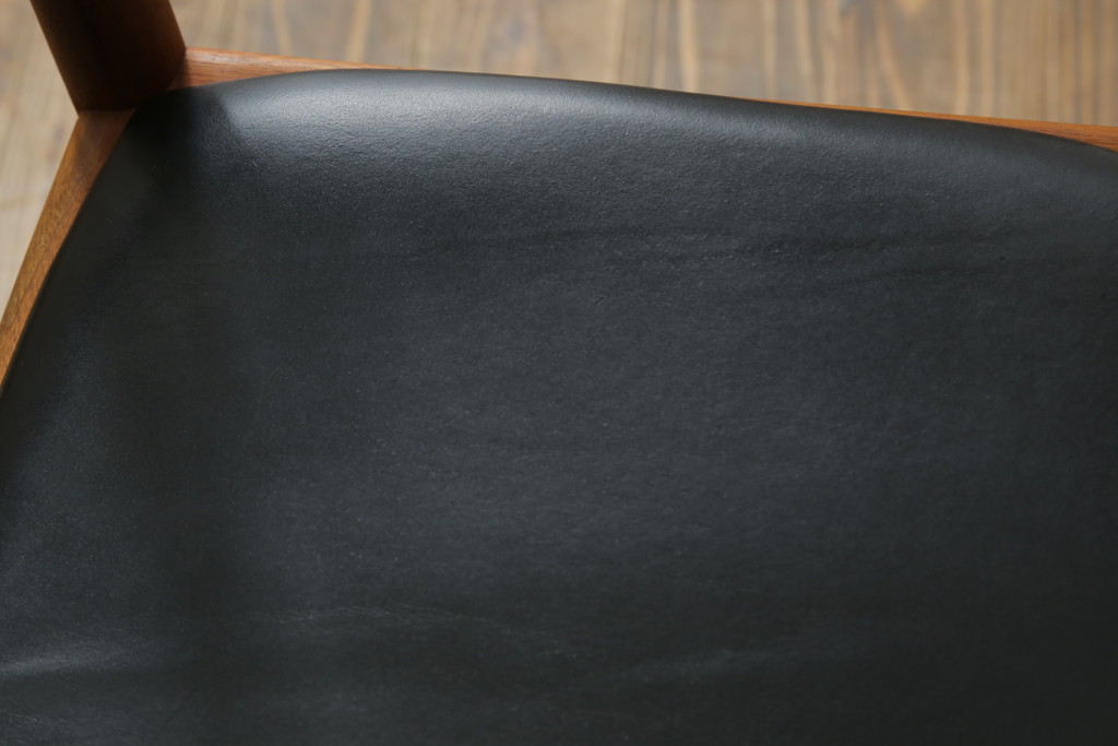 デンマークビンテージ　Johannes Hansen(ヨハネス・ハンセン)　Hans J Wegner(ハンス・J・ウェグナー)デザイン　THE CHAIR(ザ・チェア)　JH503　洗練された佇まいと曲線が美しいチェア(アームチェア、ダイニングチェア、椅子、イス、北欧、ヴィンテージ)(R-070750)