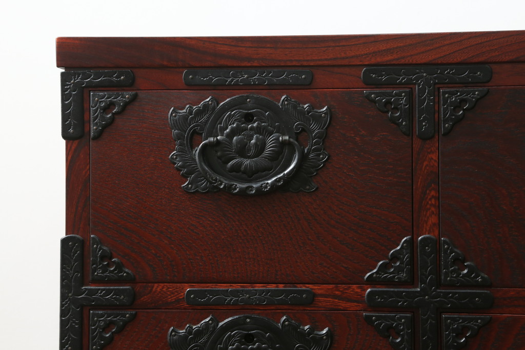中古　美品　岩谷堂箪笥　深みのある色合いと重厚な金具が美しいサイドボード(和箪笥、収納たんす、整理タンス、サイドチェスト、引き出し)(R-075832)