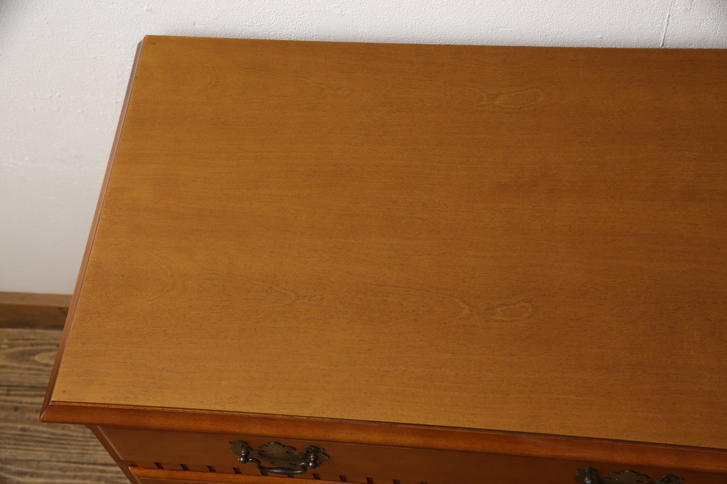 中古　美品　横浜ダニエル(daniel)　リメイク　気品のあるデザインが魅力的なサイドボード(定価約55万円)(引き出し、チェスト)(R-053898)
