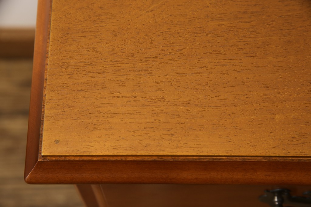 中古　美品　横浜ダニエル(daniel)　リメイク　気品のあるデザインが魅力的なサイドボード(定価約55万円)(引き出し、チェスト)(R-053898)