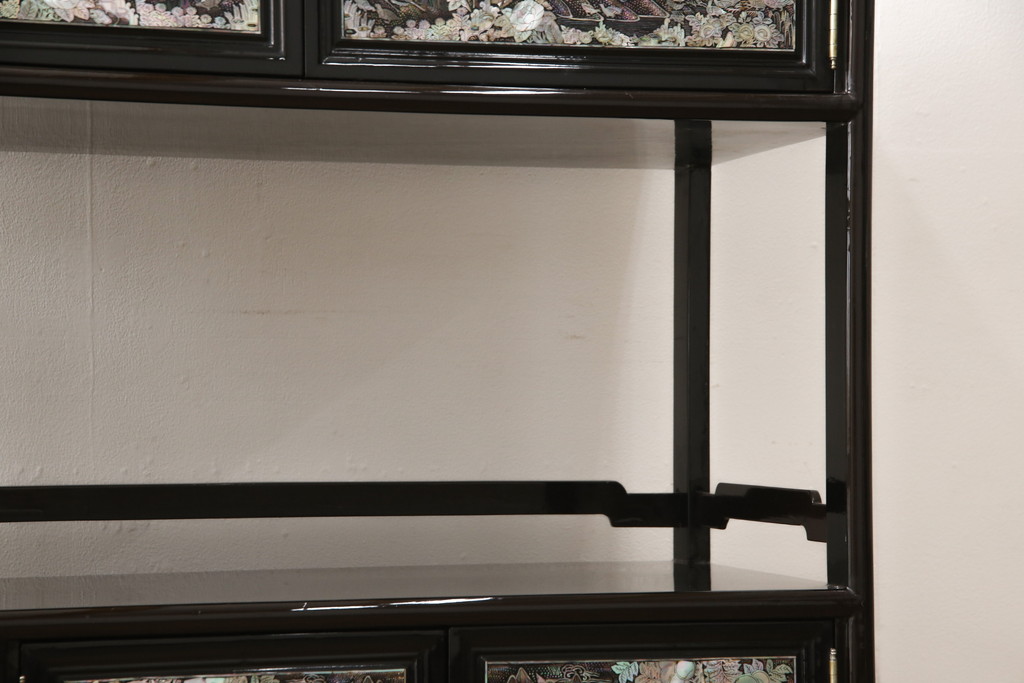中古　美品　高級品　繊細な孔雀の螺鈿(らでん)細工が美しい飾り棚(定価約120万円)(収納棚、戸棚、茶棚)(R-058147)