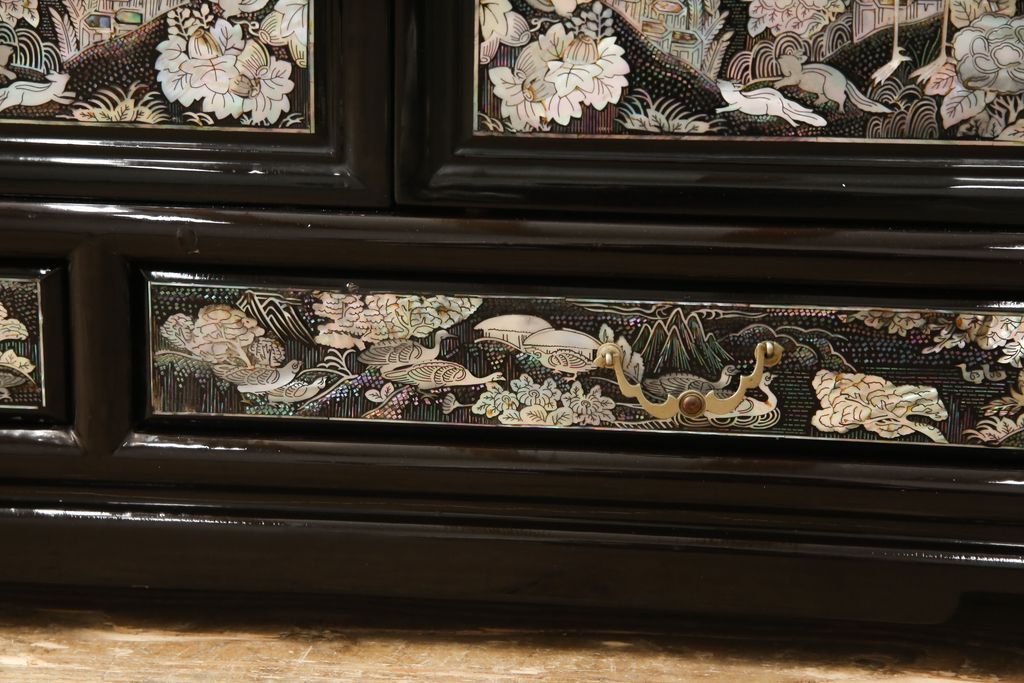 中古 美品 高級品 繊細な孔雀の螺鈿らでん細工が美しい飾り棚定価約