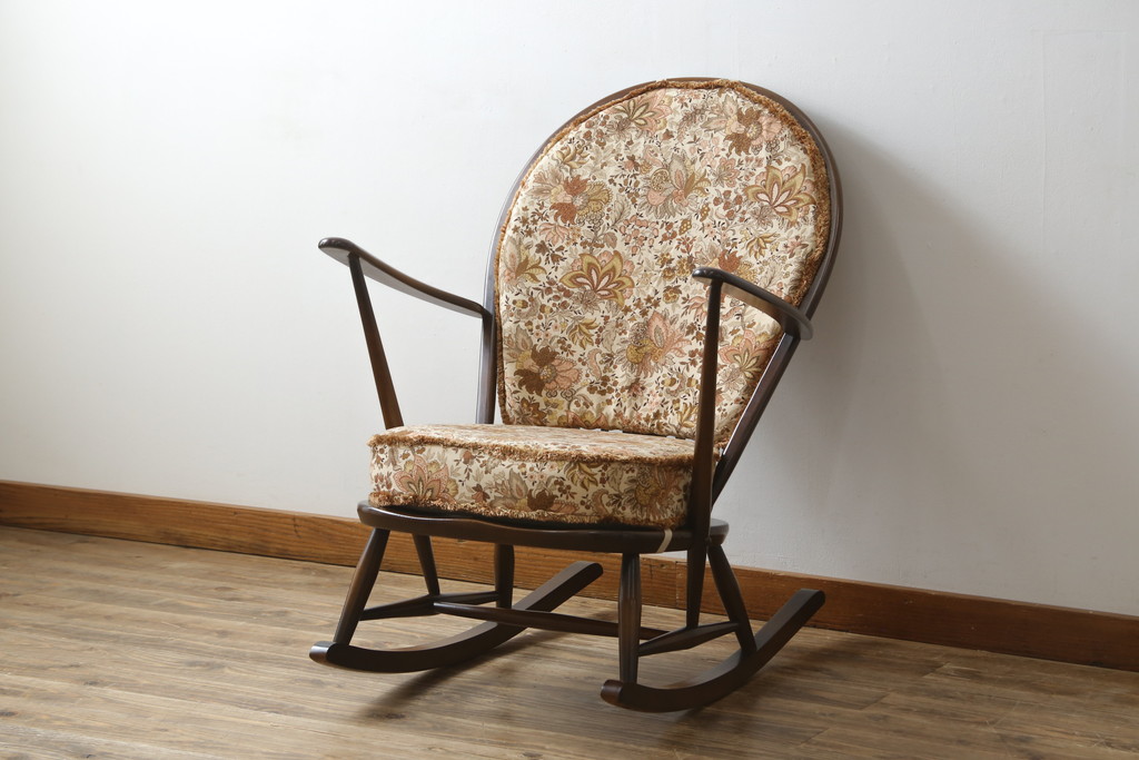 中古　美品　イギリス　ERCOL(アーコール)　落ち着いた色合いのボタニカル柄が印象的なクッション付きロッキングチェア(揺り椅子、イス、アームチェア)(R-060419)