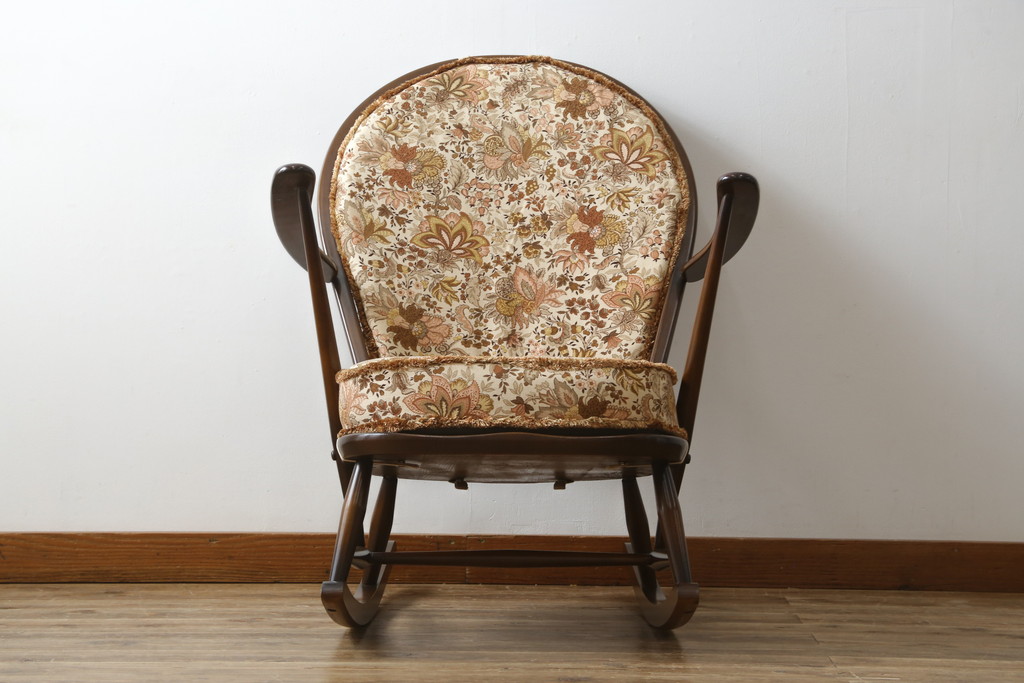 中古　美品　イギリス　ERCOL(アーコール)　落ち着いた色合いのボタニカル柄が印象的なクッション付きロッキングチェア(揺り椅子、イス、アームチェア)(R-060419)