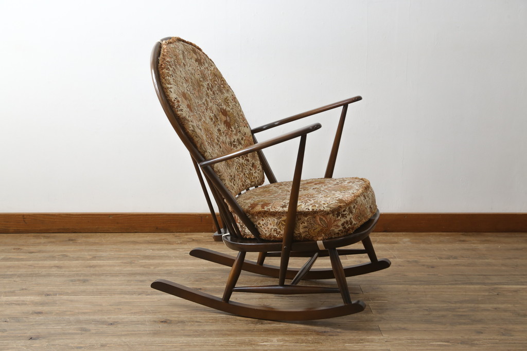 中古　美品　イギリス　ERCOL(アーコール)　落ち着いた色合いのボタニカル柄が印象的なクッション付きロッキングチェア(揺り椅子、イス、アームチェア)(R-060419)