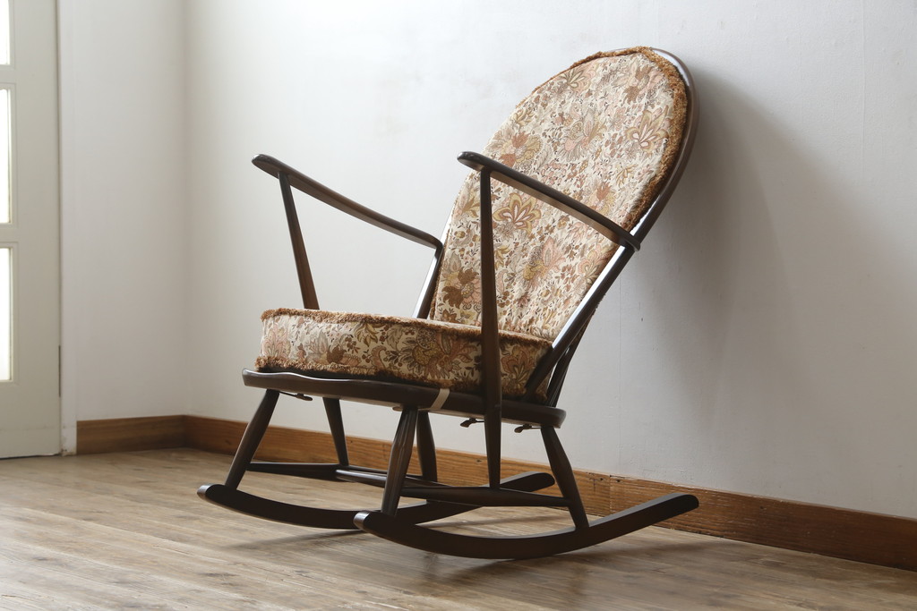 中古　美品　イギリス　ERCOL(アーコール)　落ち着いた色合いのボタニカル柄が印象的なクッション付きロッキングチェア(揺り椅子、イス、アームチェア)(R-060419)