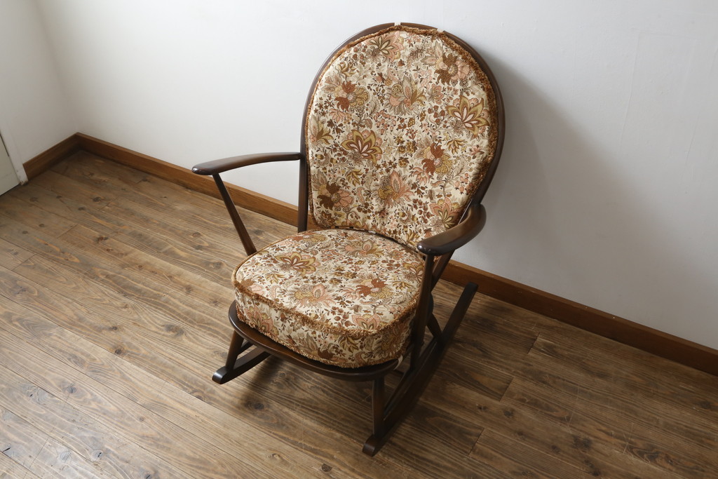 中古　美品　イギリス　ERCOL(アーコール)　落ち着いた色合いのボタニカル柄が印象的なクッション付きロッキングチェア(揺り椅子、イス、アームチェア)(R-060419)