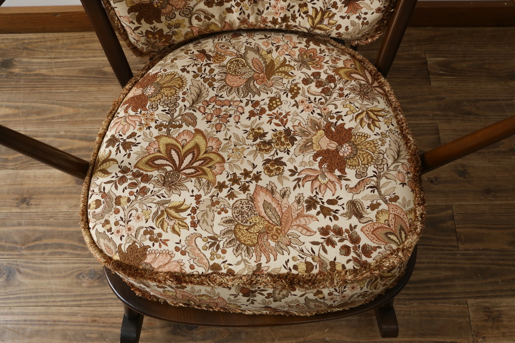 中古　美品　イギリス　ERCOL(アーコール)　落ち着いた色合いのボタニカル柄が印象的なクッション付きロッキングチェア(揺り椅子、イス、アームチェア)(R-060419)