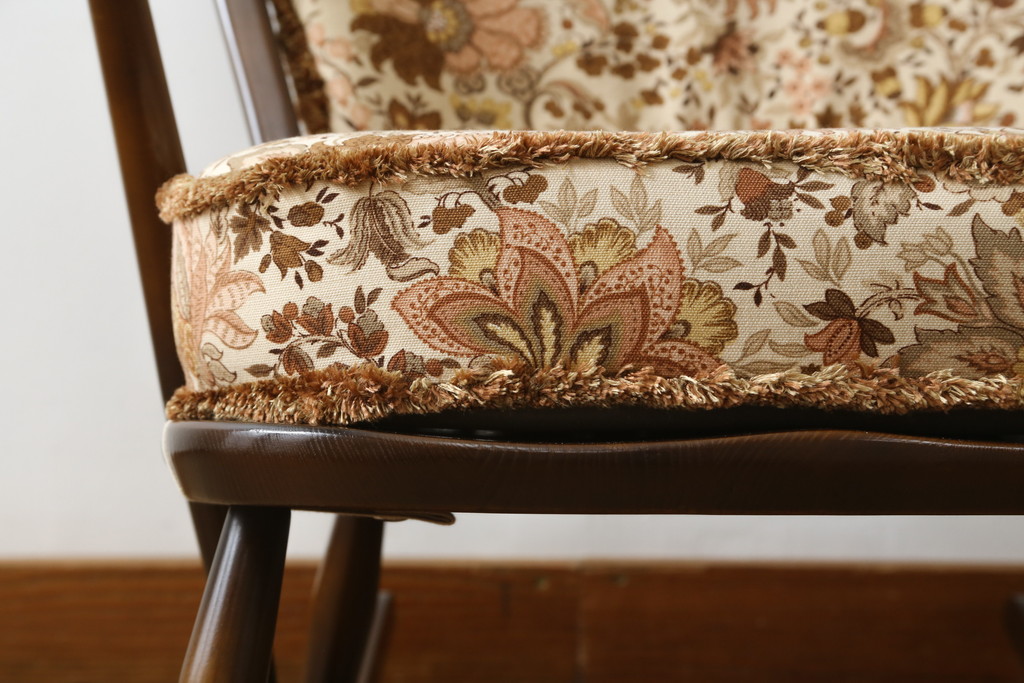 中古　美品　イギリス　ERCOL(アーコール)　落ち着いた色合いのボタニカル柄が印象的なクッション付きロッキングチェア(揺り椅子、イス、アームチェア)(R-060419)