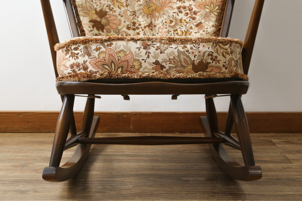 中古　美品　イギリス　ERCOL(アーコール)　落ち着いた色合いのボタニカル柄が印象的なクッション付きロッキングチェア(揺り椅子、イス、アームチェア)(R-060419)