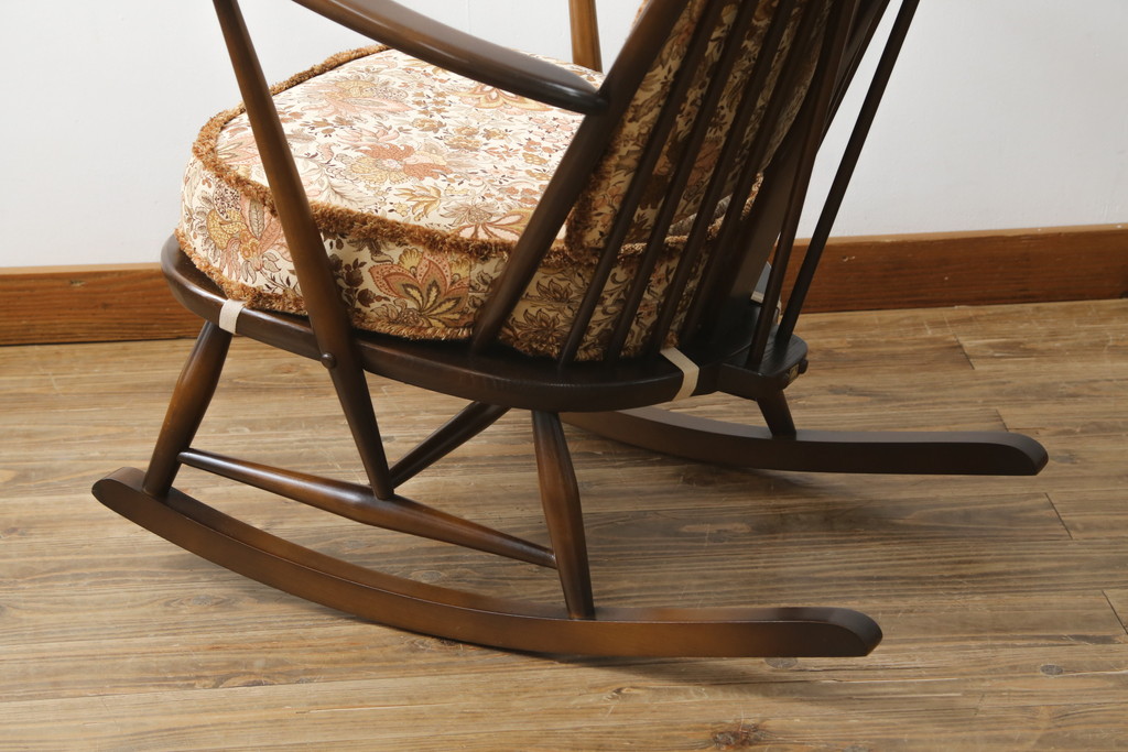 中古　美品　イギリス　ERCOL(アーコール)　落ち着いた色合いのボタニカル柄が印象的なクッション付きロッキングチェア(揺り椅子、イス、アームチェア)(R-060419)