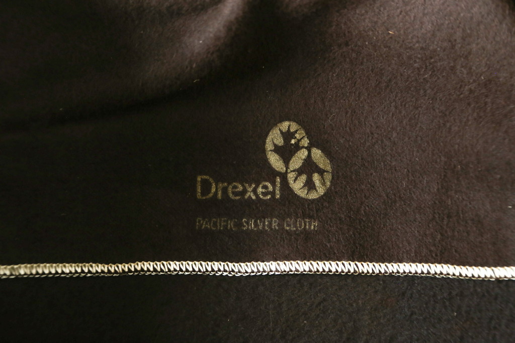 アメリカヴィンテージ　DREXEL HERITAGE(ドレクセルヘリテイジ)　FRANCESCA(フランチェスカ)シリーズ 照明付き!堂々とした佇まいのキャビネット(収納棚、戸棚、食器棚、カップボード、飾り棚、ビンテージ)(定価約141万円)(R-047600)