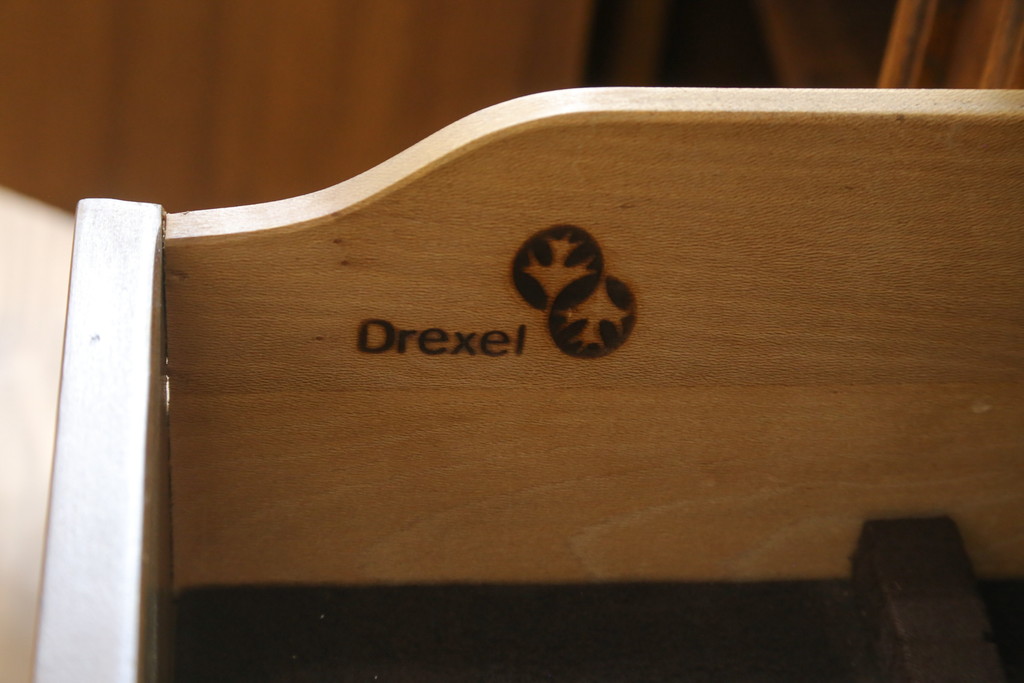 アメリカヴィンテージ　DREXEL HERITAGE(ドレクセルヘリテイジ)　FRANCESCA(フランチェスカ)シリーズ 照明付き!堂々とした佇まいのキャビネット(収納棚、戸棚、食器棚、カップボード、飾り棚、ビンテージ)(定価約141万円)(R-047600)