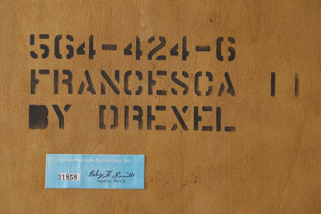 アメリカヴィンテージ　DREXEL HERITAGE(ドレクセルヘリテイジ)　FRANCESCA(フランチェスカ)シリーズ 照明付き!堂々とした佇まいのキャビネット(収納棚、戸棚、食器棚、カップボード、飾り棚、ビンテージ)(定価約141万円)(R-047600)