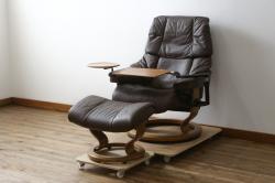 中古　美品　EKORNES(エコーネス)　本革(レザー)　オットマン付き　一番人気のロングセラー商品!!スイングテーブルとコンピューターテーブル付きストレスレス レノ クラシック(L)(レザー、アームチェア、リクライニングチェア、椅子、一人掛けソファ、1Pソファ)(定価約60万円)(R-081446)