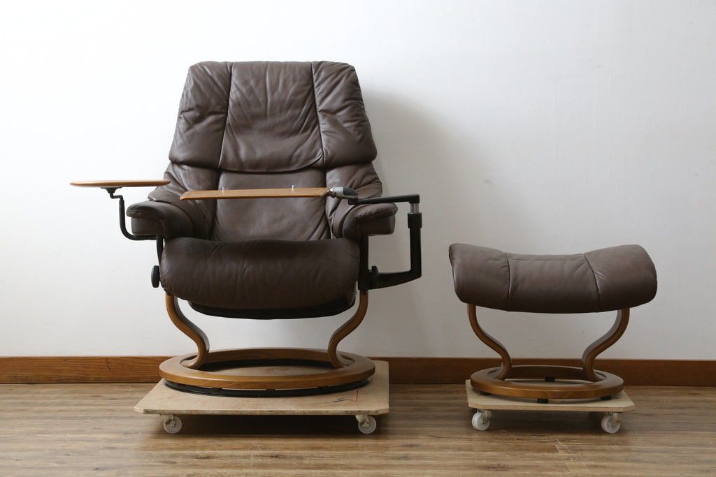 中古　美品　EKORNES(エコーネス)　本革(レザー)　オットマン付き　一番人気のロングセラー商品!!スイングテーブルとコンピューターテーブル付きストレスレス レノ クラシック(L)(レザー、アームチェア、リクライニングチェア、椅子、一人掛けソファ、1Pソファ)(定価約60万円)(R-081446)