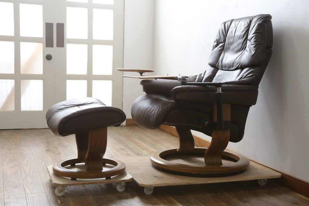 中古　美品　EKORNES(エコーネス)　本革(レザー)　オットマン付き　一番人気のロングセラー商品!!スイングテーブルとコンピューターテーブル付きストレスレス レノ クラシック(L)(レザー、アームチェア、リクライニングチェア、椅子、一人掛けソファ、1Pソファ)(定価約60万円)(R-081446)