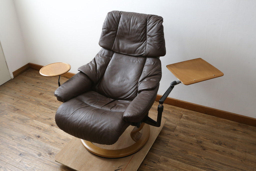 中古　美品　EKORNES(エコーネス)　本革(レザー)　オットマン付き　一番人気のロングセラー商品!!スイングテーブルとコンピューターテーブル付きストレスレス レノ クラシック(L)(レザー、アームチェア、リクライニングチェア、椅子、一人掛けソファ、1Pソファ)(定価約60万円)(R-081446)