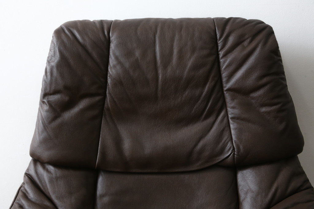 中古　美品　EKORNES(エコーネス)　本革(レザー)　オットマン付き　一番人気のロングセラー商品!!スイングテーブルとコンピューターテーブル付きストレスレス レノ クラシック(L)(レザー、アームチェア、リクライニングチェア、椅子、一人掛けソファ、1Pソファ)(定価約60万円)(R-081446)