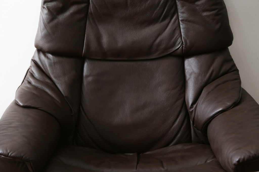 中古　美品　EKORNES(エコーネス)　本革(レザー)　オットマン付き　一番人気のロングセラー商品!!スイングテーブルとコンピューターテーブル付きストレスレス レノ クラシック(L)(レザー、アームチェア、リクライニングチェア、椅子、一人掛けソファ、1Pソファ)(定価約60万円)(R-081446)