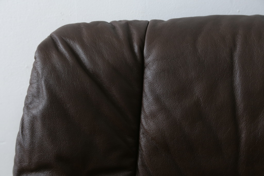 中古　美品　EKORNES(エコーネス)　本革(レザー)　オットマン付き　一番人気のロングセラー商品!!スイングテーブルとコンピューターテーブル付きストレスレス レノ クラシック(L)(レザー、アームチェア、リクライニングチェア、椅子、一人掛けソファ、1Pソファ)(定価約60万円)(R-081446)