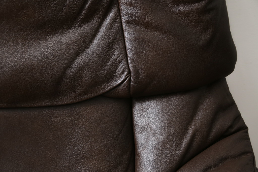中古　美品　EKORNES(エコーネス)　本革(レザー)　オットマン付き　一番人気のロングセラー商品!!スイングテーブルとコンピューターテーブル付きストレスレス レノ クラシック(L)(レザー、アームチェア、リクライニングチェア、椅子、一人掛けソファ、1Pソファ)(定価約60万円)(R-081446)