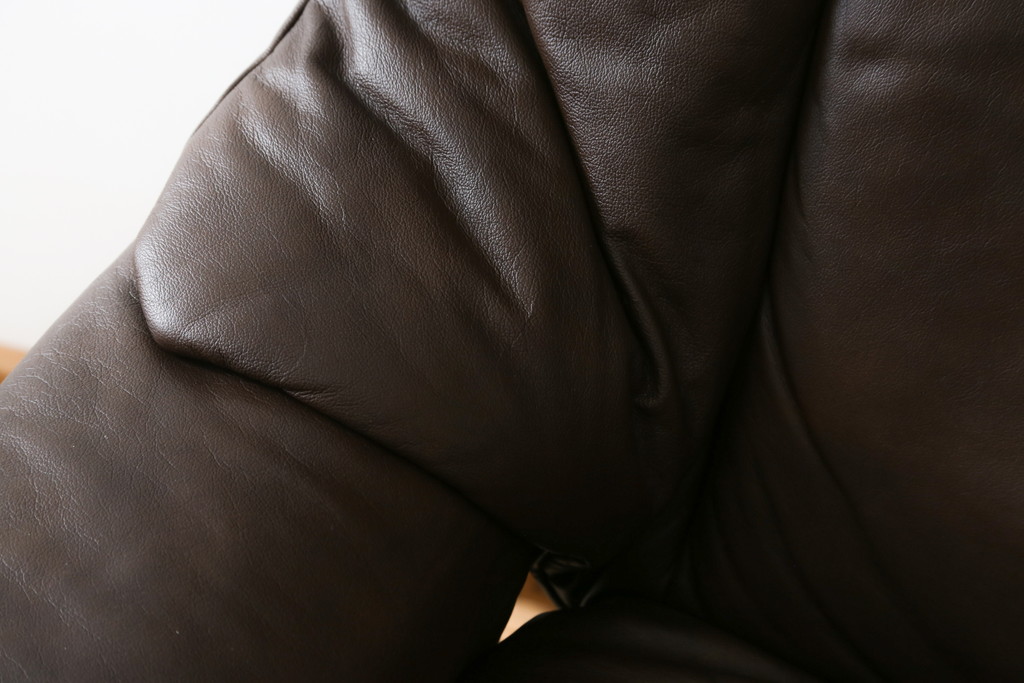 中古　美品　EKORNES(エコーネス)　本革(レザー)　オットマン付き　一番人気のロングセラー商品!!スイングテーブルとコンピューターテーブル付きストレスレス レノ クラシック(L)(レザー、アームチェア、リクライニングチェア、椅子、一人掛けソファ、1Pソファ)(定価約60万円)(R-081446)