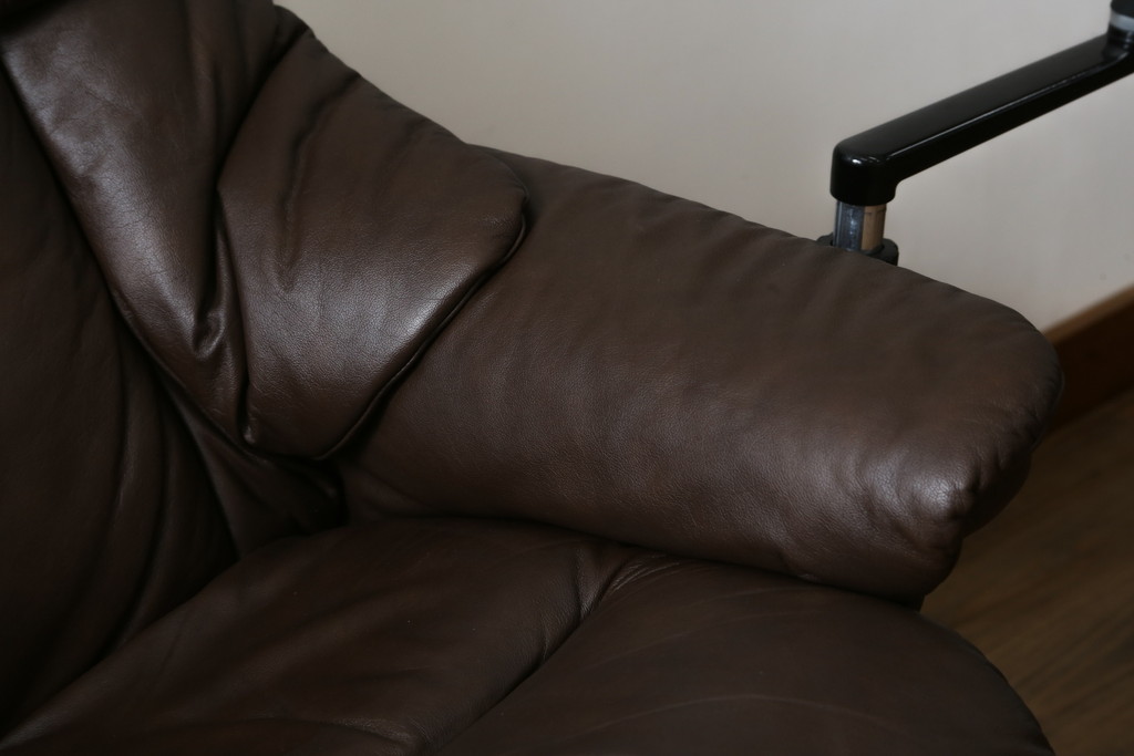 中古　美品　EKORNES(エコーネス)　本革(レザー)　オットマン付き　一番人気のロングセラー商品!!スイングテーブルとコンピューターテーブル付きストレスレス レノ クラシック(L)(レザー、アームチェア、リクライニングチェア、椅子、一人掛けソファ、1Pソファ)(定価約60万円)(R-081446)
