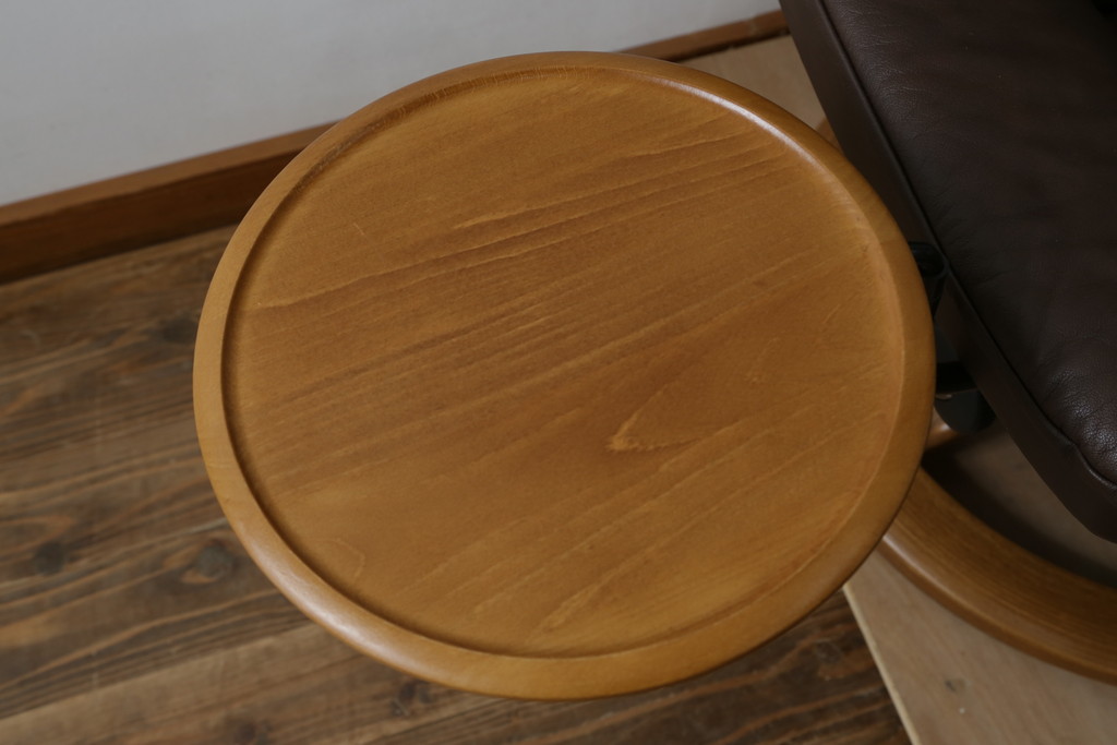 中古　美品　EKORNES(エコーネス)　本革(レザー)　オットマン付き　一番人気のロングセラー商品!!スイングテーブルとコンピューターテーブル付きストレスレス レノ クラシック(L)(レザー、アームチェア、リクライニングチェア、椅子、一人掛けソファ、1Pソファ)(定価約60万円)(R-081446)