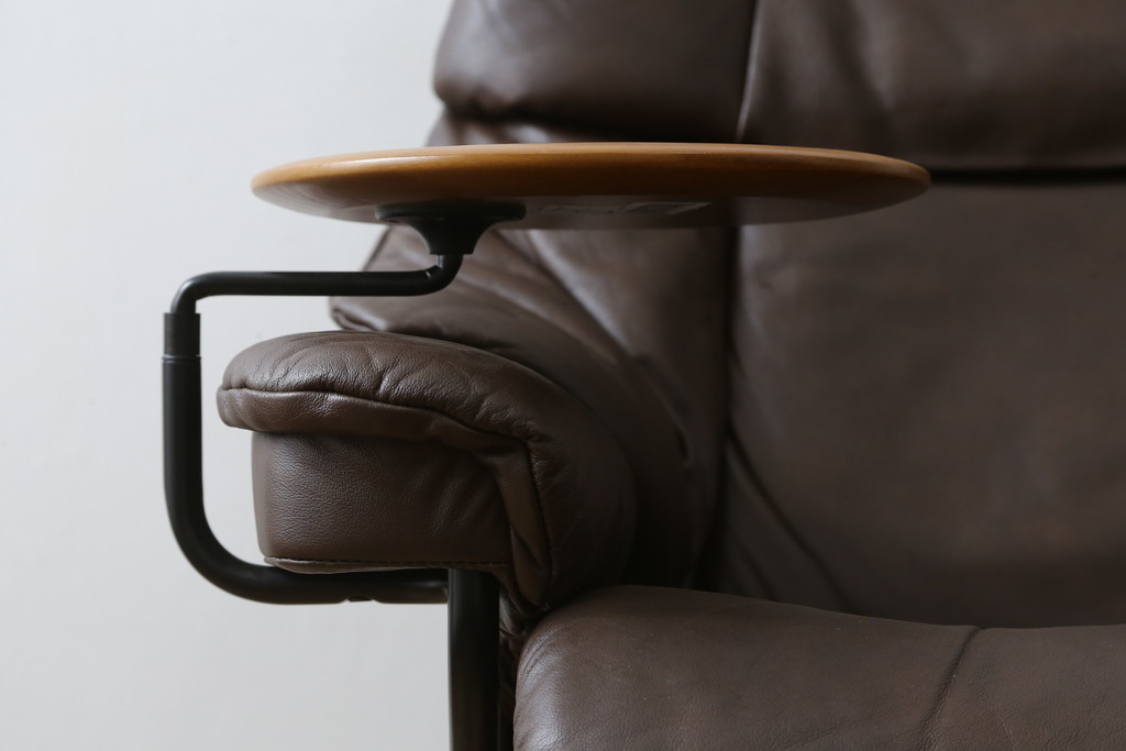 中古　美品　EKORNES(エコーネス)　本革(レザー)　オットマン付き　一番人気のロングセラー商品!!スイングテーブルとコンピューターテーブル付きストレスレス レノ クラシック(L)(レザー、アームチェア、リクライニングチェア、椅子、一人掛けソファ、1Pソファ)(定価約60万円)(R-081446)