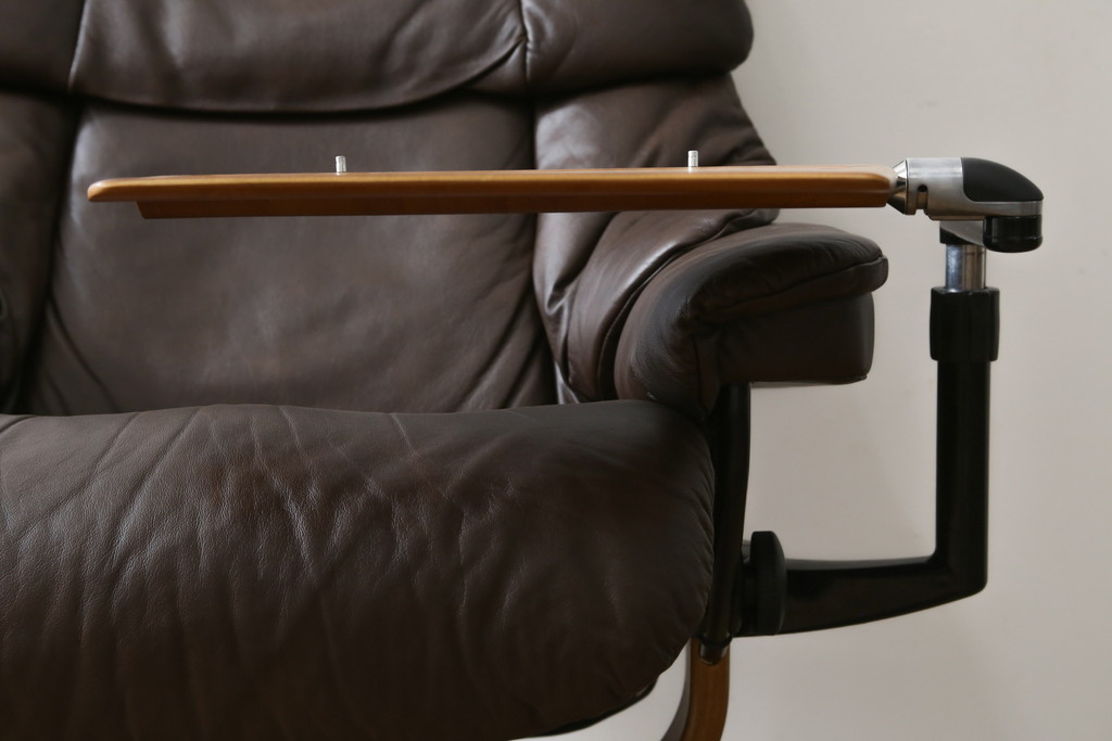 中古　美品　EKORNES(エコーネス)　本革(レザー)　オットマン付き　一番人気のロングセラー商品!!スイングテーブルとコンピューターテーブル付きストレスレス レノ クラシック(L)(レザー、アームチェア、リクライニングチェア、椅子、一人掛けソファ、1Pソファ)(定価約60万円)(R-081446)