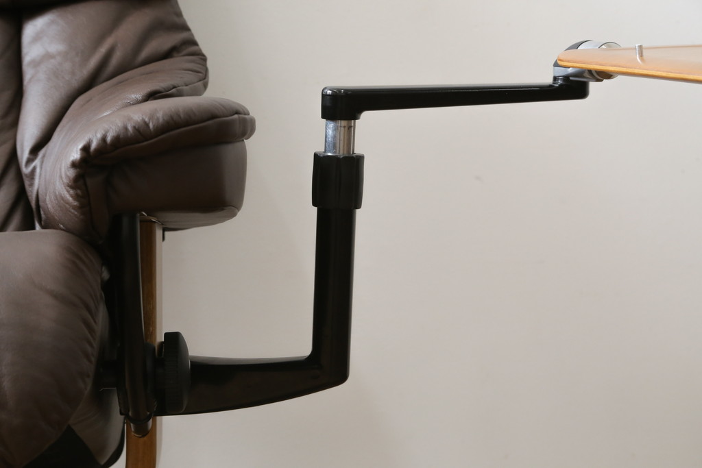 中古　美品　EKORNES(エコーネス)　本革(レザー)　オットマン付き　一番人気のロングセラー商品!!スイングテーブルとコンピューターテーブル付きストレスレス レノ クラシック(L)(レザー、アームチェア、リクライニングチェア、椅子、一人掛けソファ、1Pソファ)(定価約60万円)(R-081446)